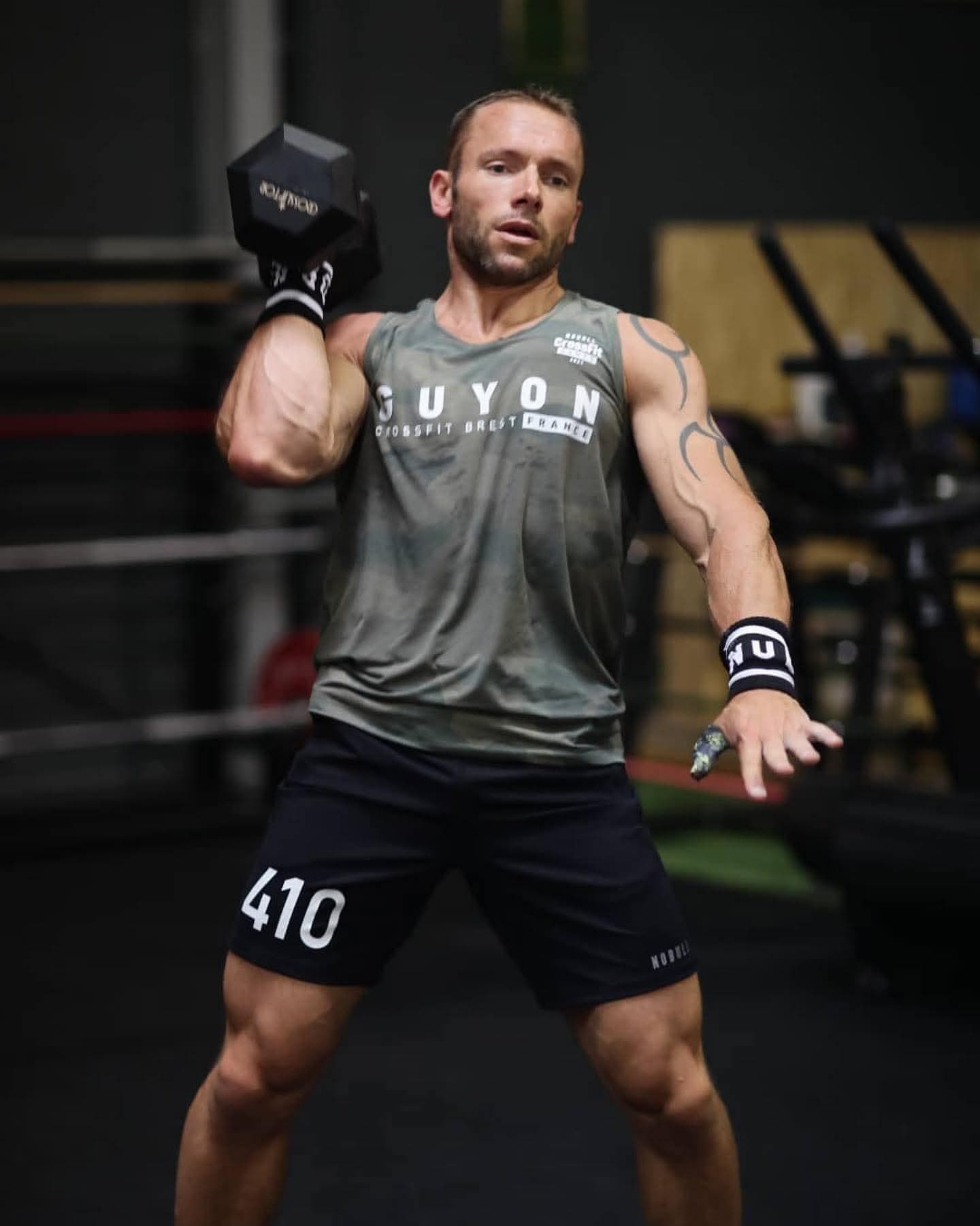 Maxime Guyon entrenando, con una mancuerna al hombro