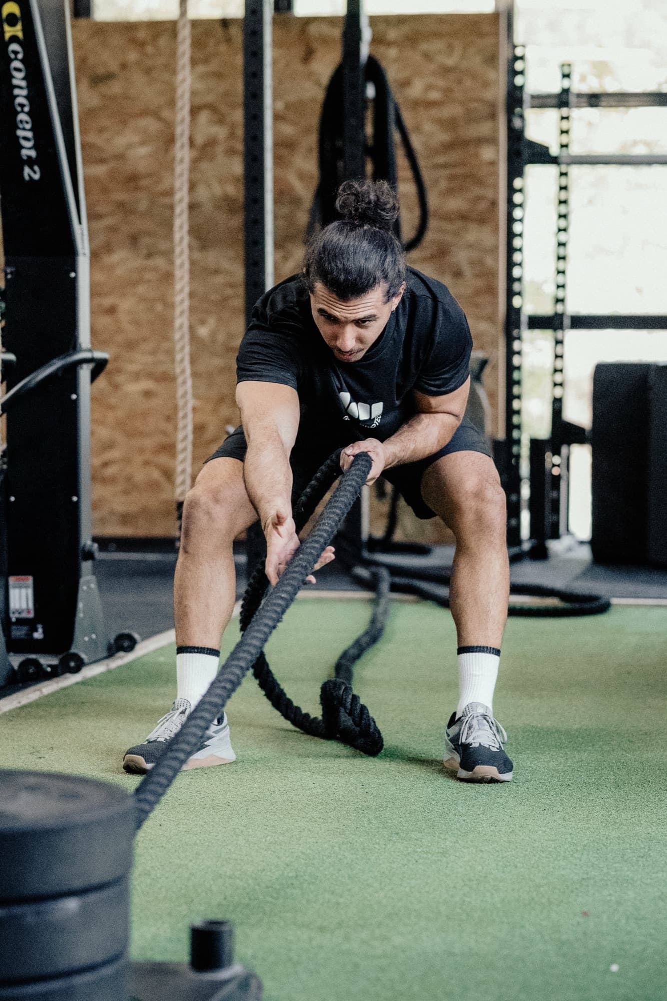 Atleta iniciante fazendo sled-pull em preparação para um Hyrox.