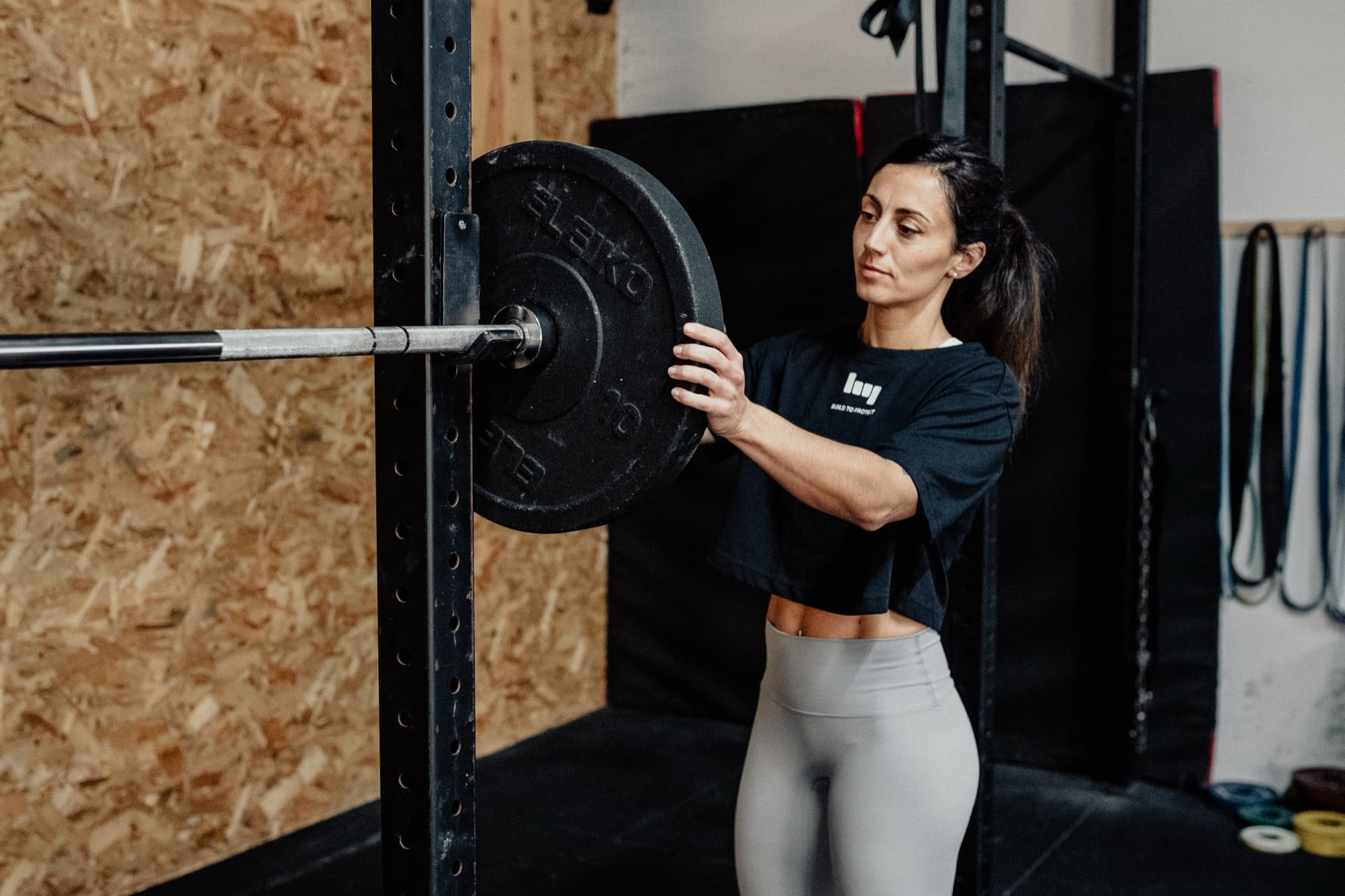 Atleta carregando a barra.