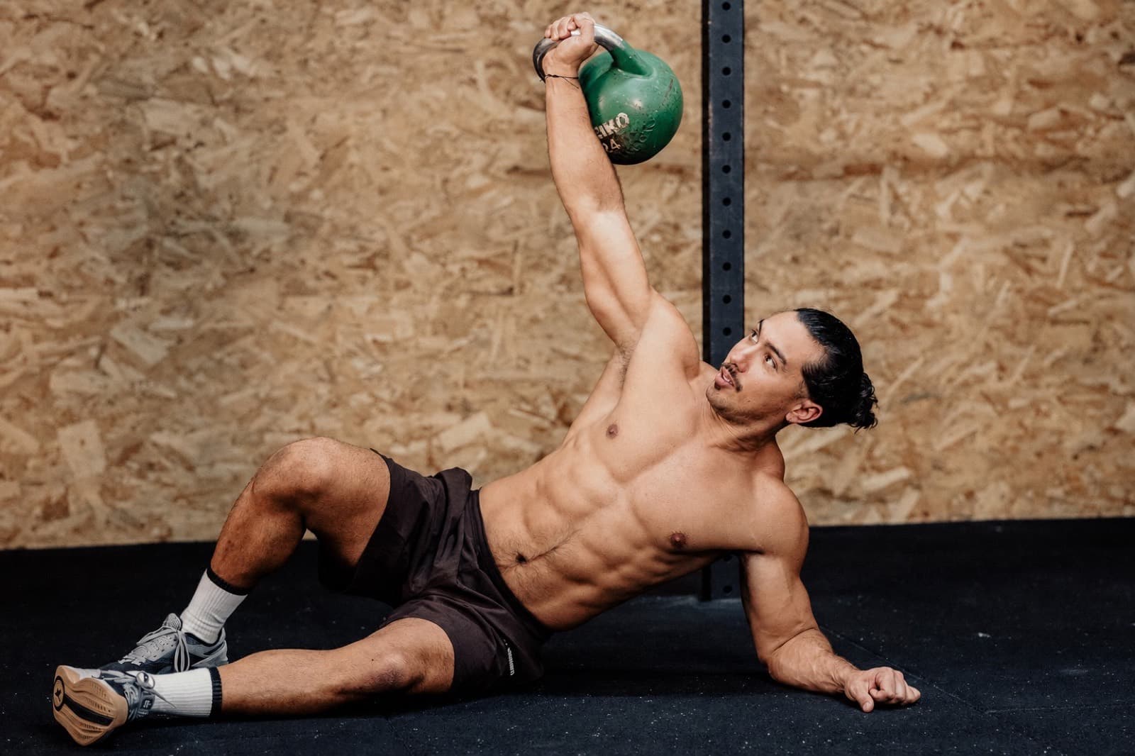 Atleta in ricezione di snatch, con tutto il corpo sotto carico